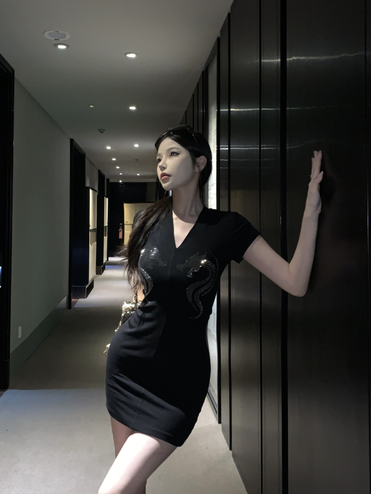 實拍 龍圖燙鑽V領T恤短袖包臀連衣裙女新款緊身顯瘦打底裙子