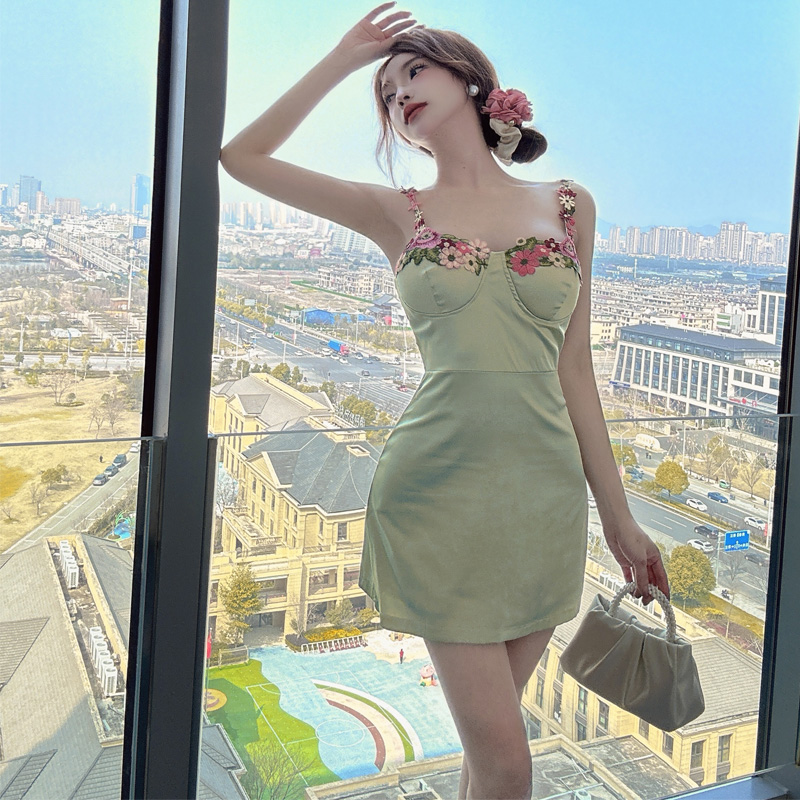 綠色刺繡緞面吊帶連衣裙女夏季純欲性感包臀裙子修身海邊a字短裙
