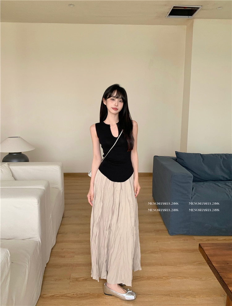 Real shot of V-neck design slim fit knitted stretch top + high waist slim pleated skirt