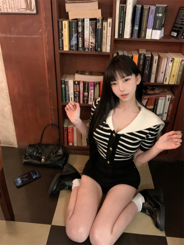 Real shot of retro navy collar knitted short-sleeved simple black and white striped age-reducing top and versatile black shorts