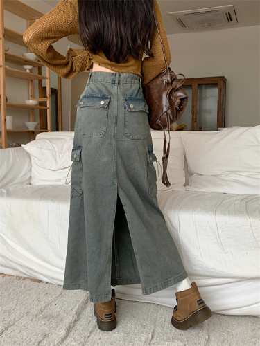 Real shot of denim skirt for women in spring and autumn with large pockets, mid-length American workwear skirt with slits and hip-hugging skirt