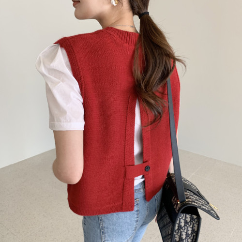 Back slit knitted vest