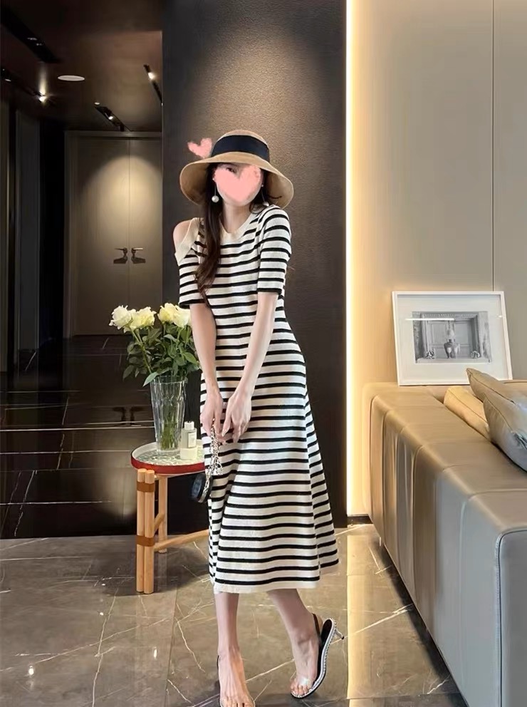 日系輕奢元氣減齡黑白條紋單側露肩連衣裙女設計感2024新款針織裙