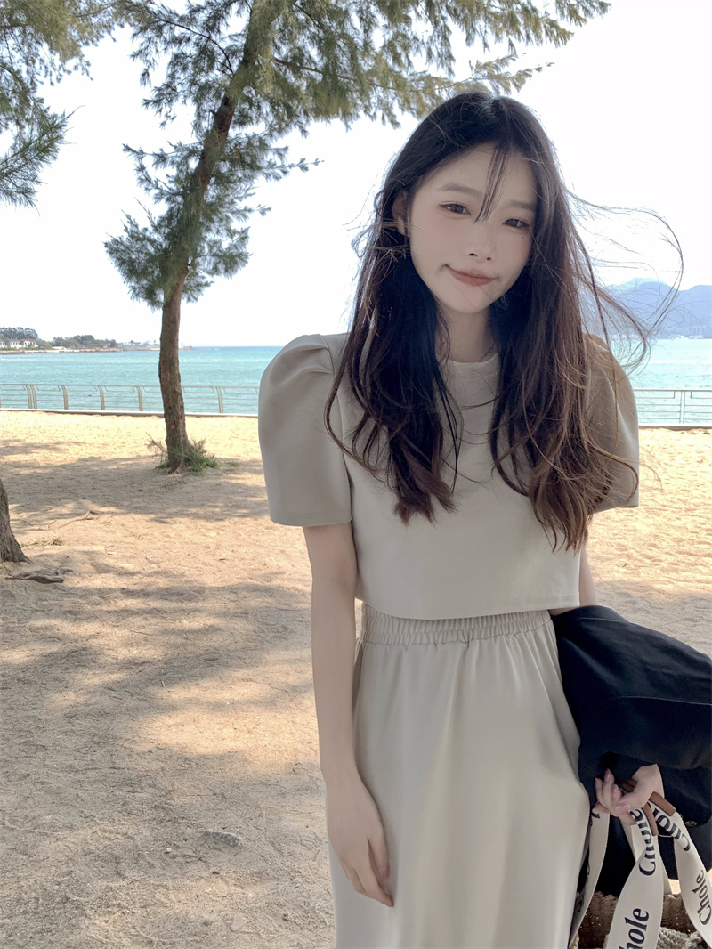 Actual shot Korean version of the new discreet back hollow T-shirt + slimming solid color skirt suit