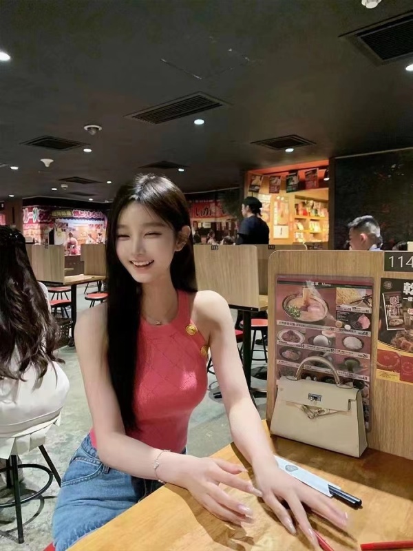 早安樊樊 立體感菱格紋金扣針織背心女春修身顯瘦遮肉掛脖短上衣