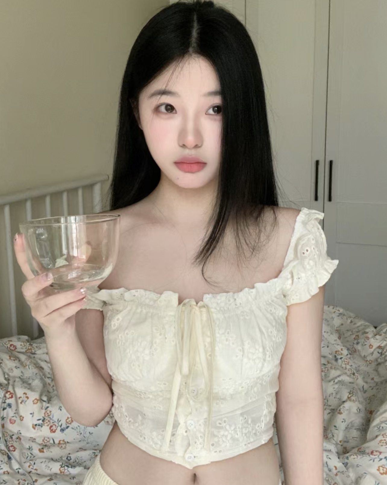 時尚鏤空木耳邊一字肩短袖襯衫女夏季純欲花邊方領系帶短款上衣