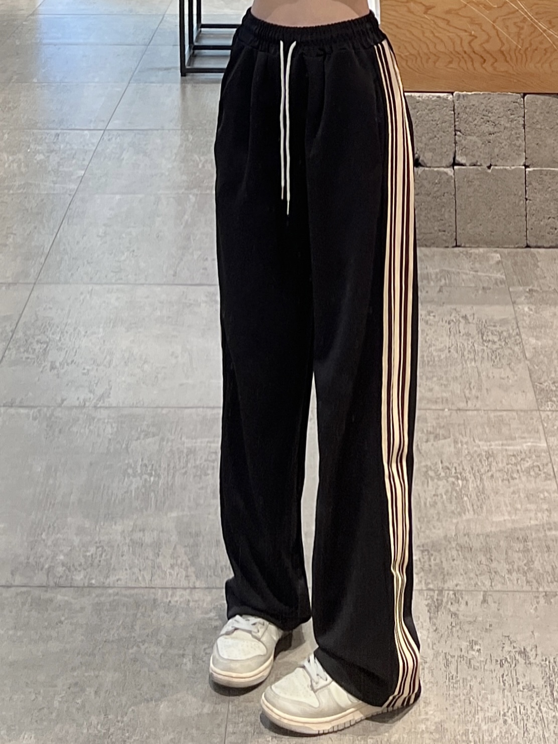 Actual shot of spring retro sports casual trousers, straight drapey floor-length trousers, wide-leg trousers