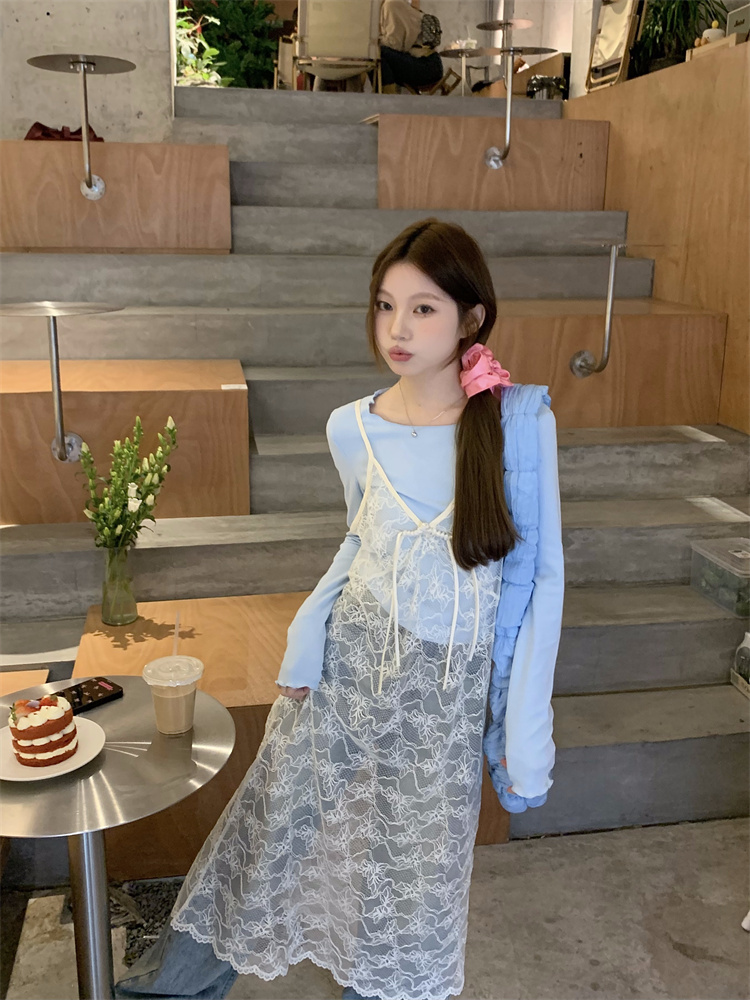 Real shot!  Sweet long-sleeved bottoming T-shirt with wavy edge + lace V-neck stacked suspender dress suit