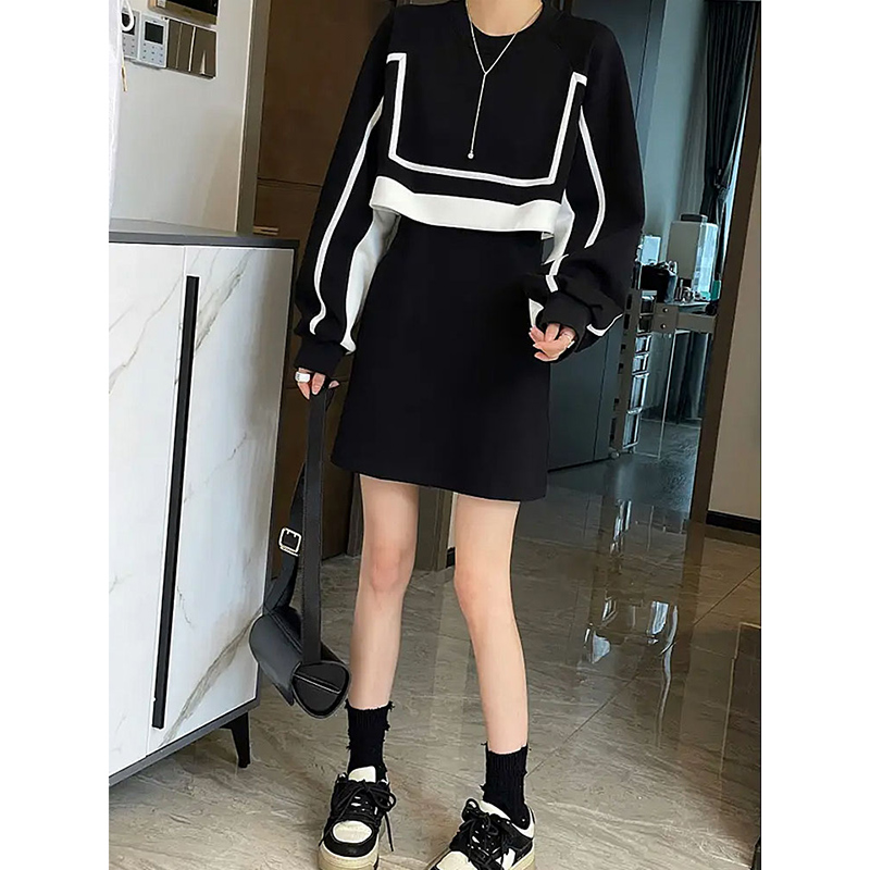 秋季新款黑白撞色減齡連衣裙女設計感氣質收腰顯瘦假兩件小黑裙子