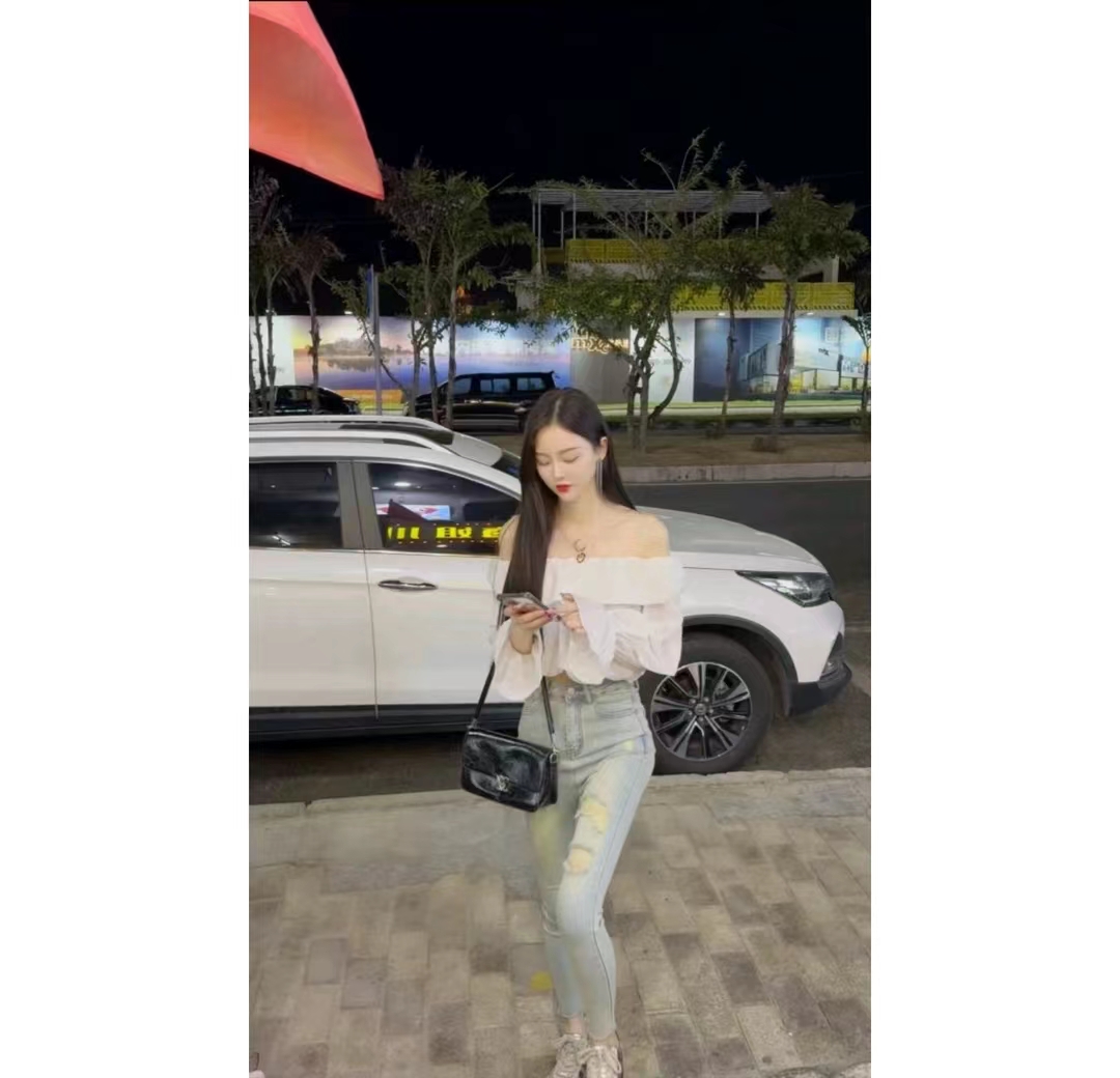 琪姐氣質淑女款一字肩喇叭袖上衣