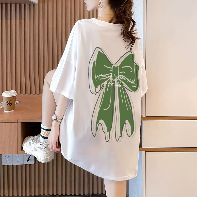 Dropped shoulders, loose fit, 200g combed cotton, back-hemmed short-sleeved T-shirt with print