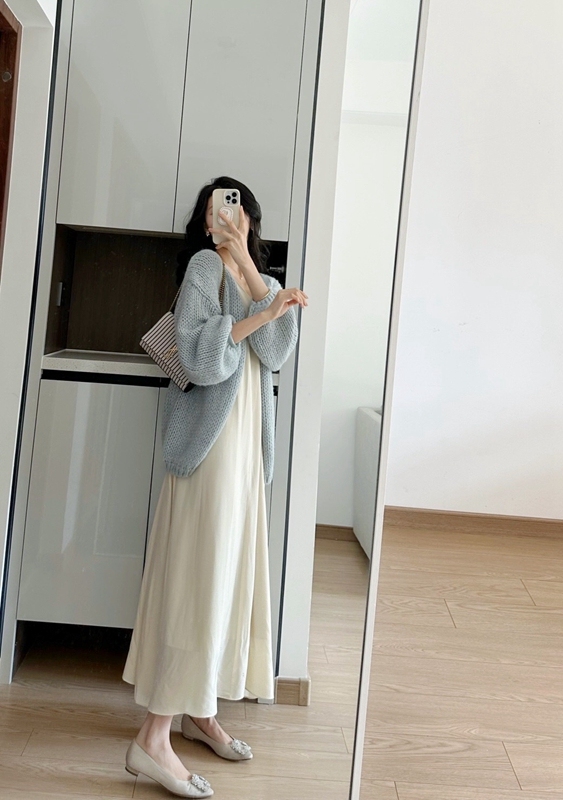 法式高級垂墜感吊帶連衣裙子女裝春季2024新款茶系穿搭一整套長裙