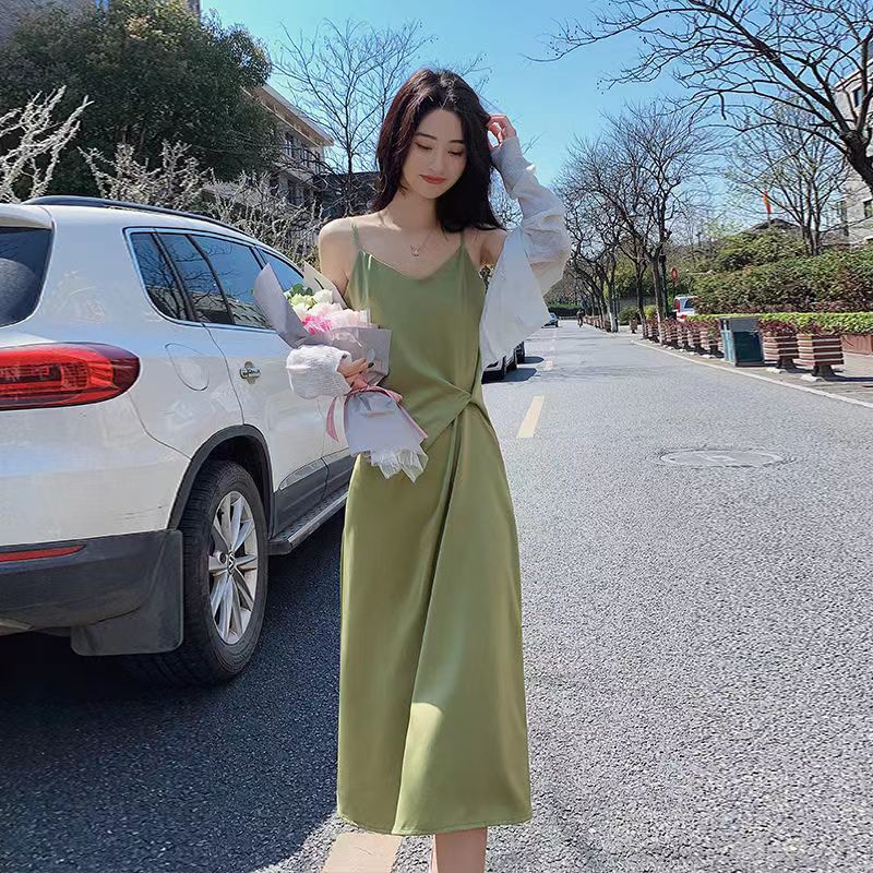 醋酸緞面牛油果綠吊帶連衣裙女2024春夏新款西裝打底黑色長裙子