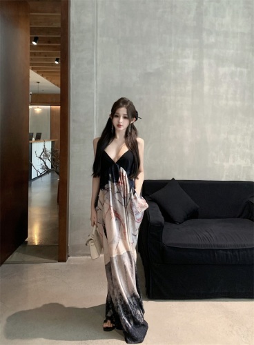 Real shot of Chinese style ink print dress for women, summer niche design, suspender sexy V-neck lazy skirt