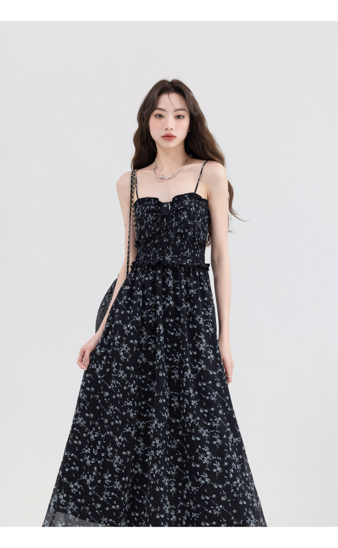 八月黑色碎花連衣裙女2024夏季新款顯瘦吊帶裙氣質開叉裙子茶歇裙