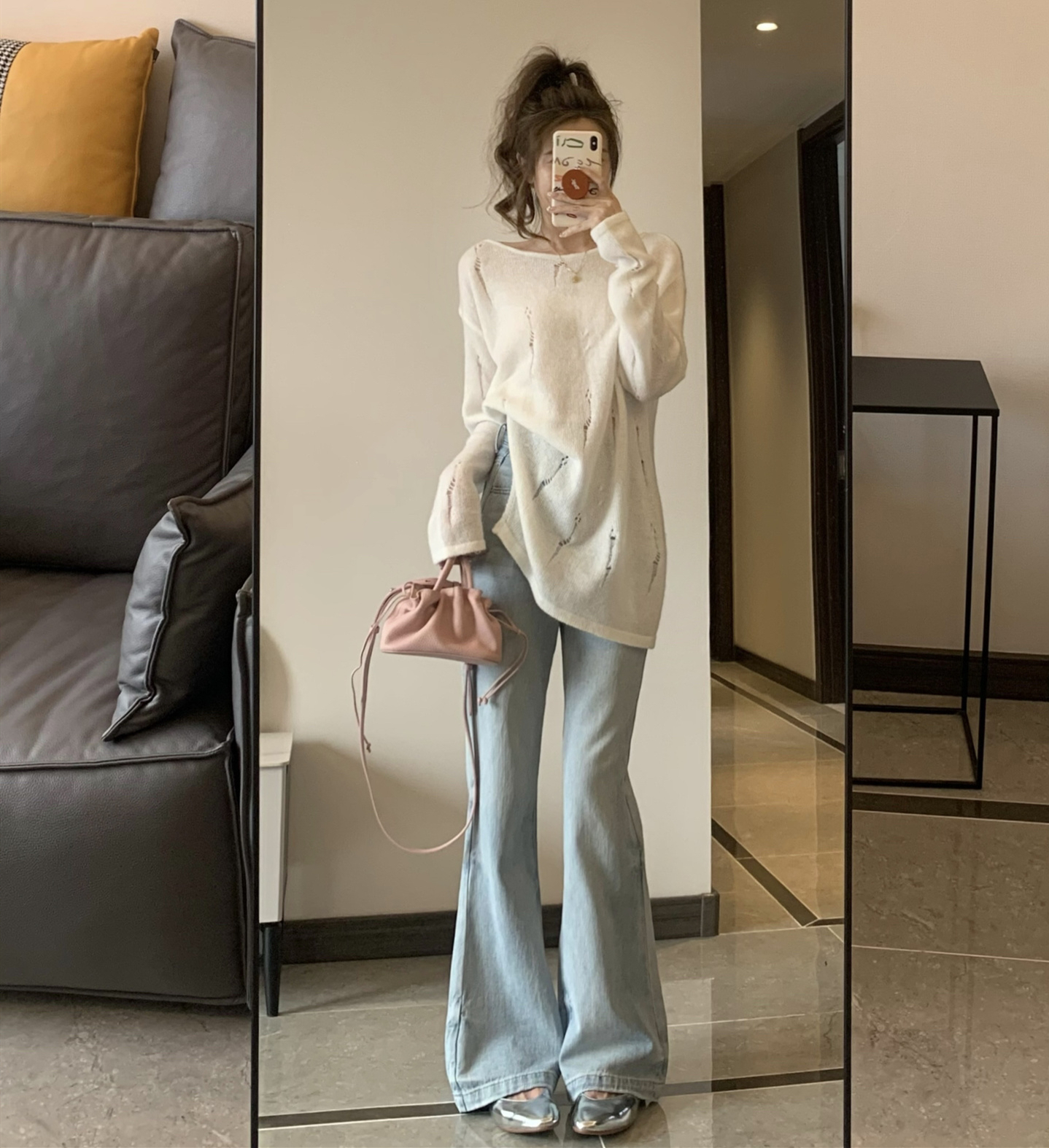 寬鬆設計感顯瘦休閒微喇喇叭牛仔褲+馬海毛薄款鈎花鏤空針織衫
