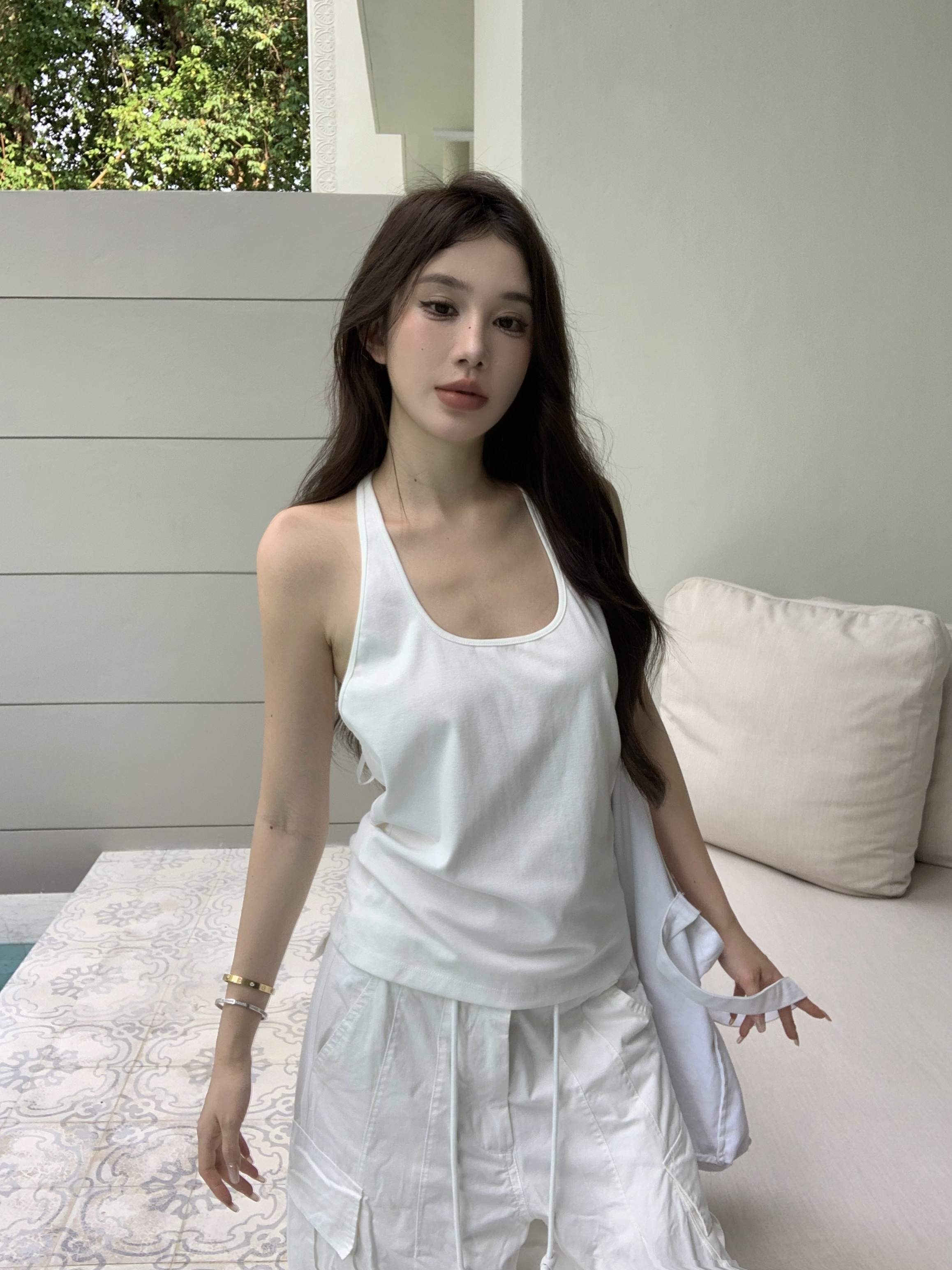 Actual shot of minimalist u-neck halterneck and backless loose and versatile knitted inner layering top