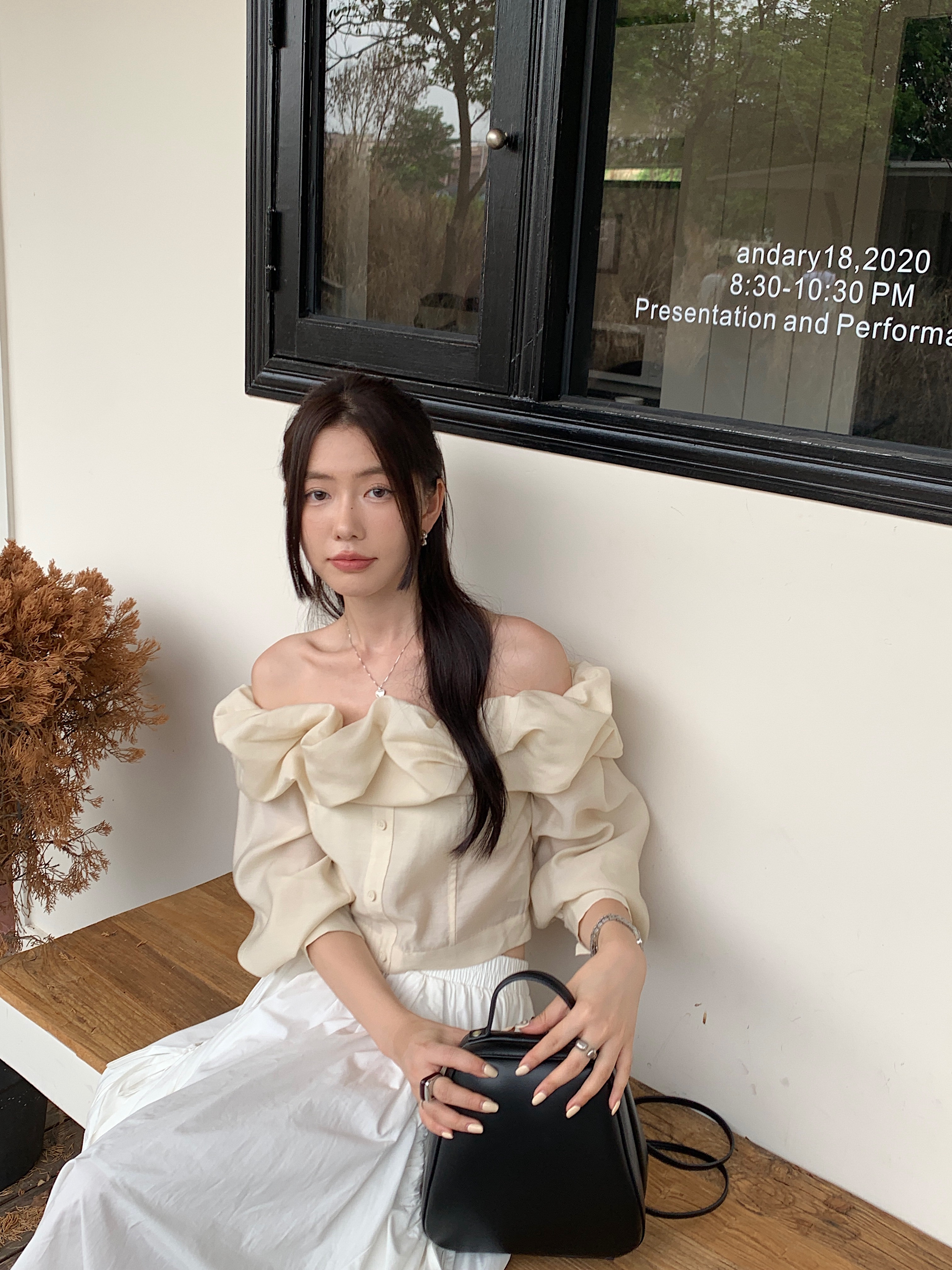 Actual shot of Korean chic gentle and fluffy one-shoulder long-sleeved shirt and short top