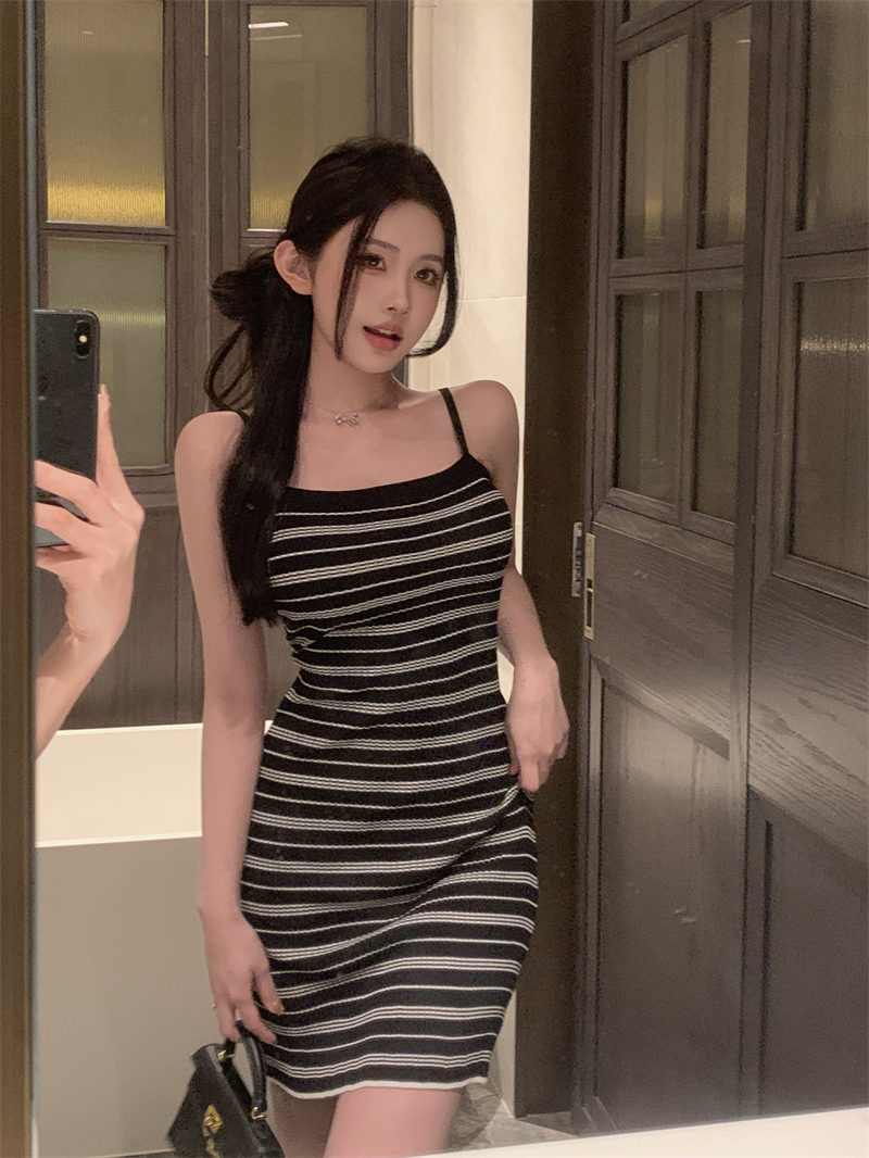 Actual shot of color-blocked striped waist-cinching A-line suspender short dress that is slim and versatile.