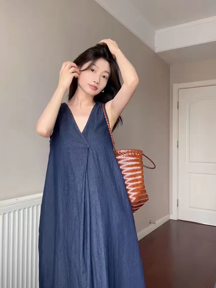 法式輕熟風藍色無袖連衣裙女夏季休閒v領寬鬆顯瘦長裙