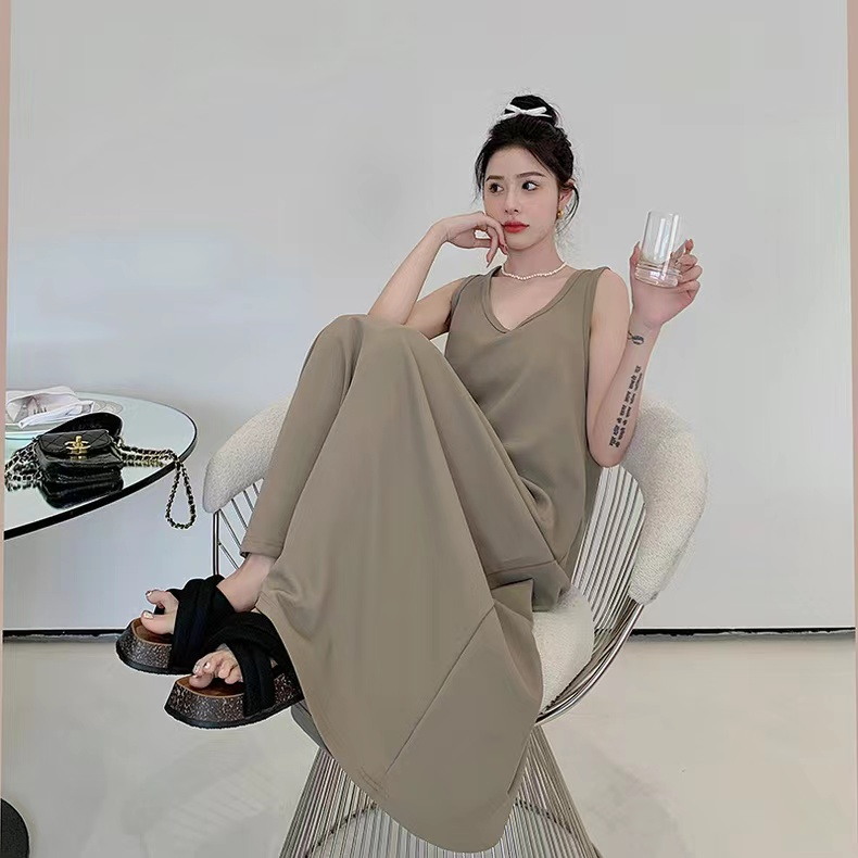 高級感黑色垂感背心連衣裙女2024早秋新款韓系設計感氣質無袖長裙