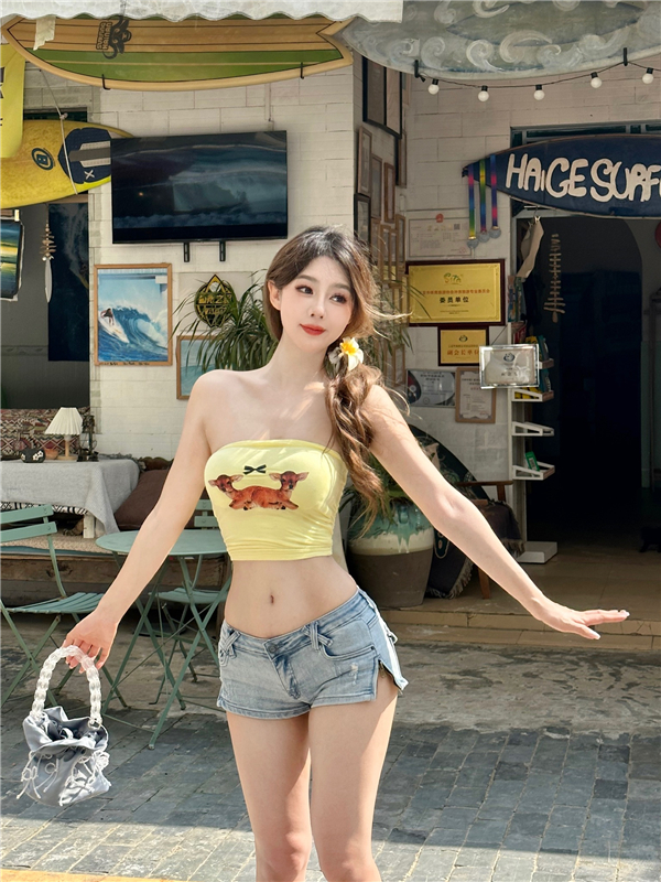 Real shot of sweet girl Barbie hottie wearing sexy slim-fitting tube top