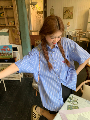 实拍 新款 韩系设计感高级爱心刺绣蓝色条纹短袖衬衫