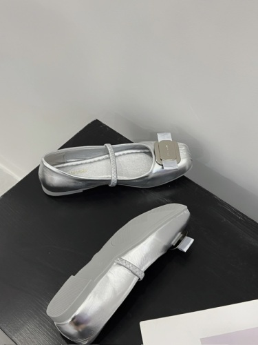 实拍～冲！太美了！24春季新款银色芭蕾鞋女法式浅口软底单鞋