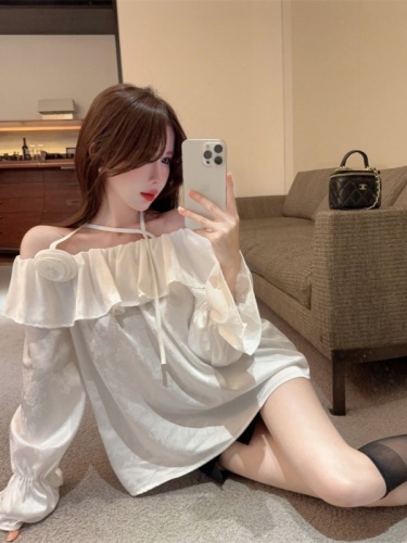 Actual shot of Korean-style pure desire one-shoulder ruffled loose bell-sleeved shirt top