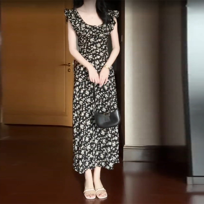 法式黑色碎花吊帶小飛袖連衣裙子女夏季2024新款海邊度假沙灘長裙