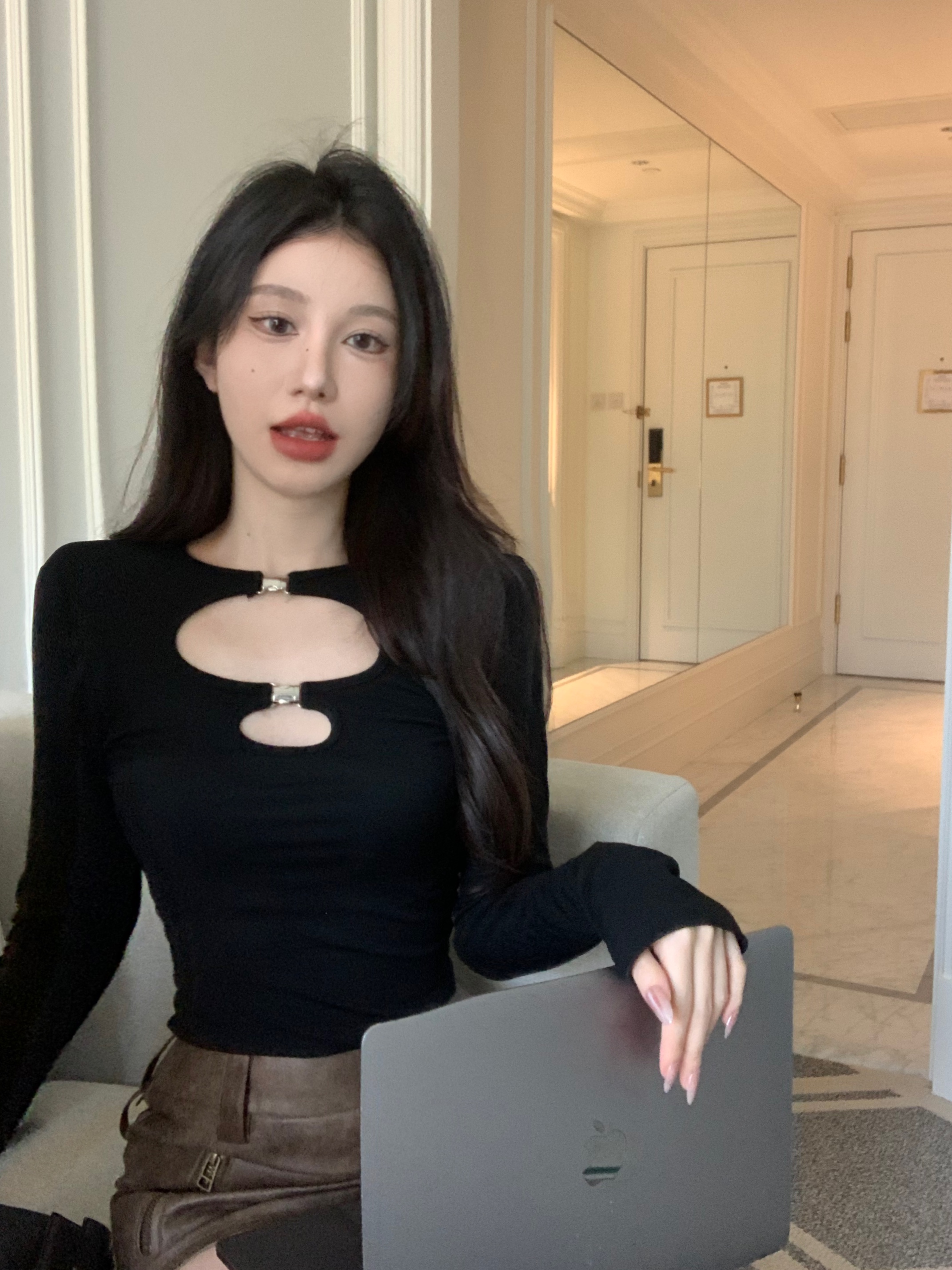 黑色氣質鏤空圓領長袖T恤女春季收腰緊身小眾內搭打底衫別致上衣