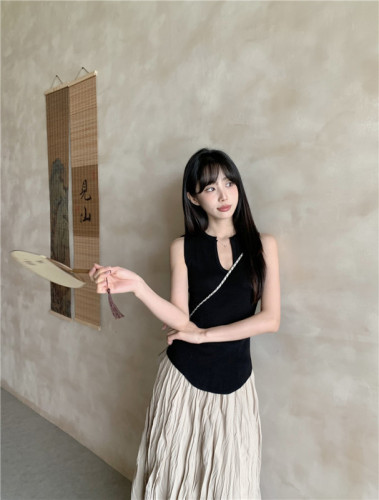 Real shot of V-neck design slim fit knitted stretch top + high waist slim pleated skirt