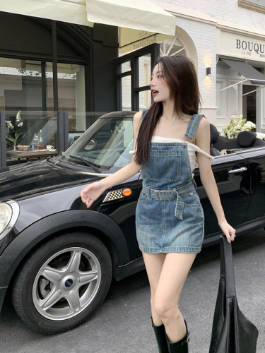 Real shot of age-reducing back bow denim suspender skirt with high waist and slimming A-line skirt