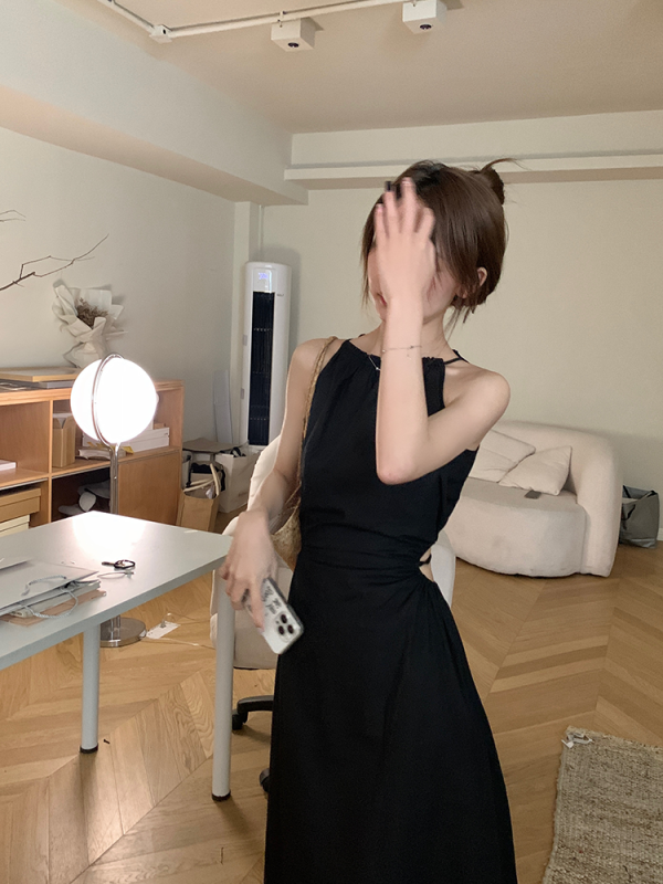 度假風流蘇長裙設計感鏤空露腰掛脖吊帶連衣裙女系帶收腰顯瘦夏季