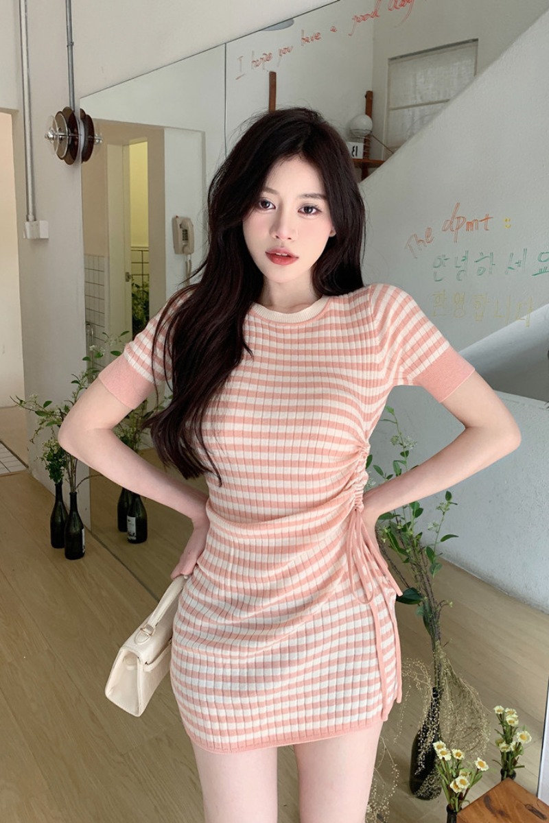 洋氣條紋圓領針織連衣裙女春減齡短裙收腰綁帶包臀裙修身短袖裙子