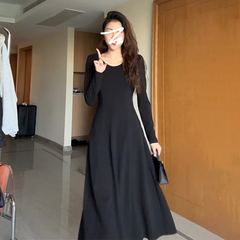 赫本風黑色長袖連衣裙子女2024新款春冬季高級感法式內搭打底長裙