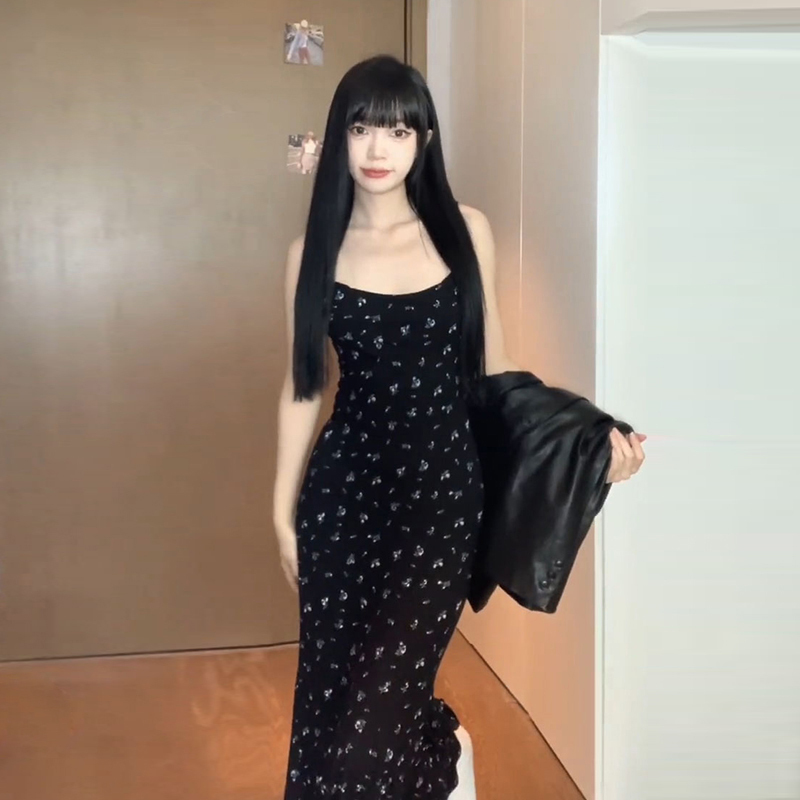 小個子黑色碎花吊帶連衣裙子女夏季2024新款包臀魚尾海邊度假長裙