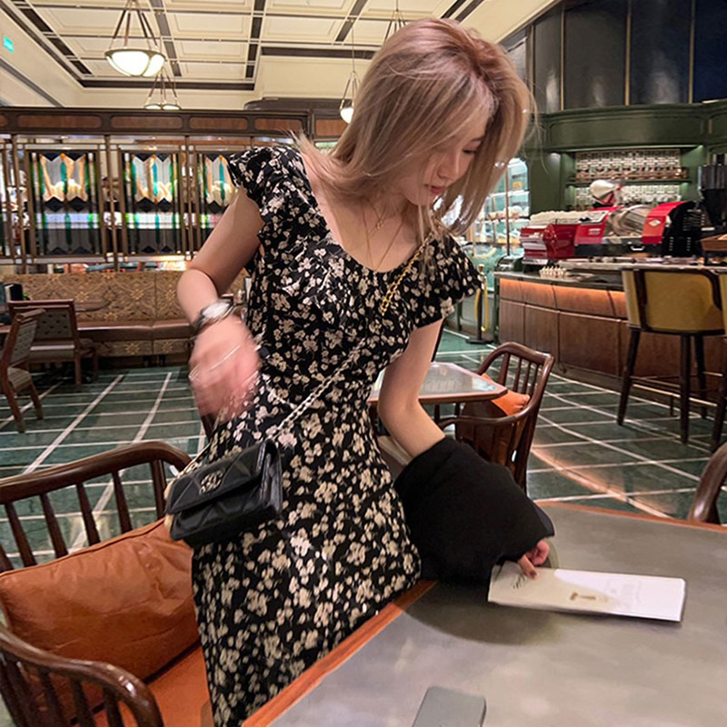 法式黑色碎花吊帶小飛袖連衣裙子女夏季2024新款海邊度假沙灘長裙