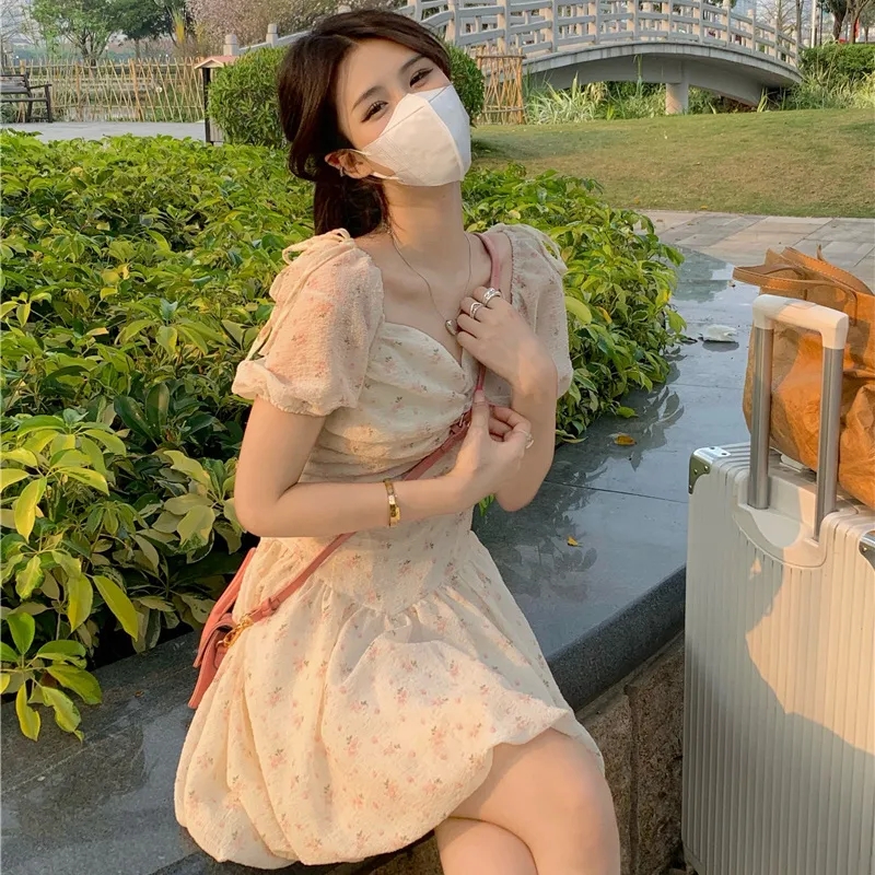 2024新款碎花連衣裙女春夏甜美露鎖骨泡泡袖收腰顯瘦超仙短袖裙子