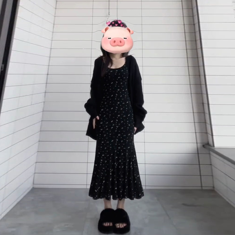 小個子黑色碎花吊帶連衣裙子女夏季2024新款包臀魚尾海邊度假長裙