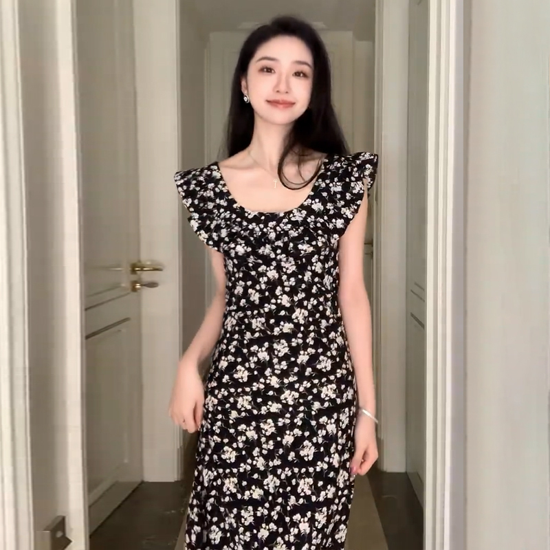 法式黑色碎花吊帶小飛袖連衣裙子女夏季2024新款海邊度假沙灘長裙