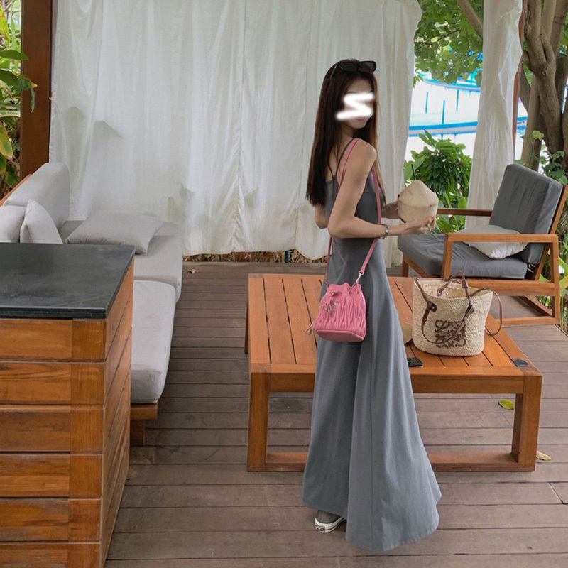 灰色無袖吊帶連衣裙子女裝夏季新款茶歇法式緊身修身顯瘦收腰長裙