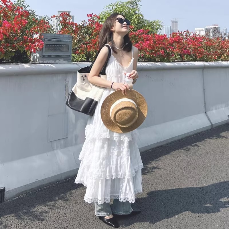 甜美風白色吊帶連衣裙女2024新款超好看海邊度假風蓬蓬裙性感長裙