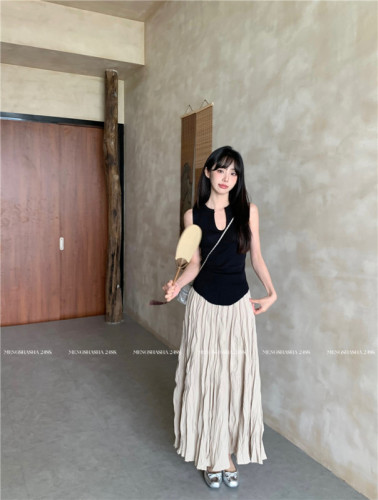 Real shot of V-neck design slim fit knitted stretch top + high waist slim pleated skirt