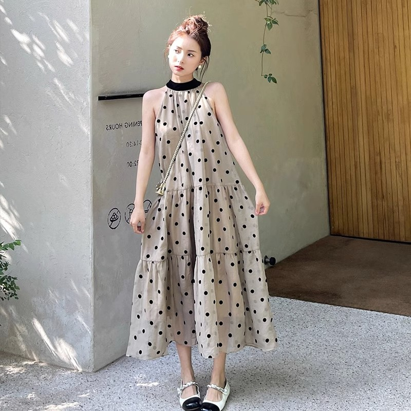 韓版氣質波點掛脖連衣裙女2024夏季度假風小眾露肩無袖寬鬆長裙