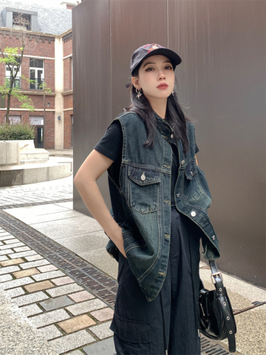 Real shot of retro distressed denim vest 2024 new women's jacket spring and summer loose and slim sleeveless shoulder pad top