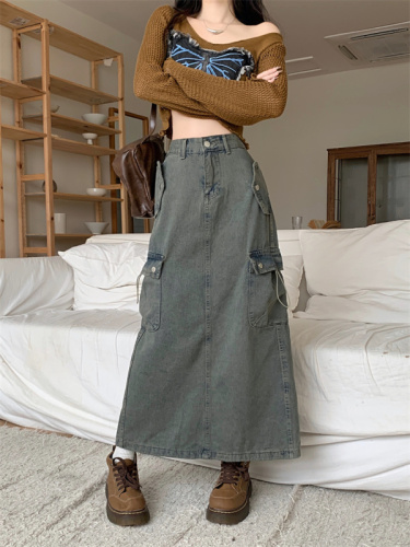 Real shot of denim skirt for women in spring and autumn with large pockets, mid-length American workwear skirt with slits and hip-hugging skirt