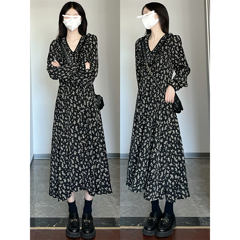 春冬季茶歇法式黑色碎花連衣裙子女春春2024年新款小個子收腰長裙