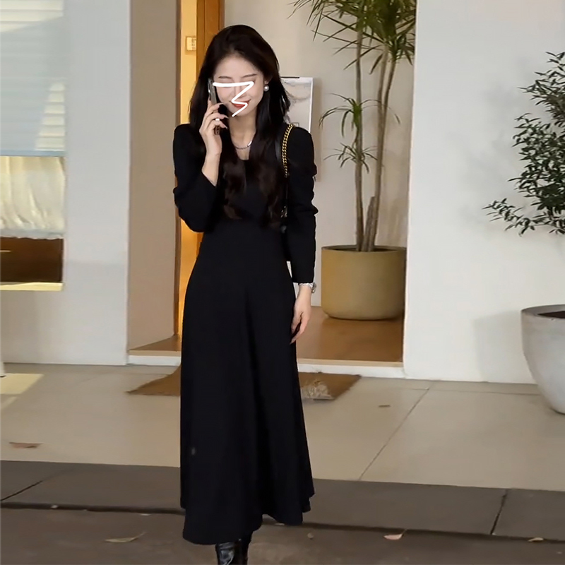 赫本風黑色長袖連衣裙子女2024新款春冬季高級感法式內搭打底長裙