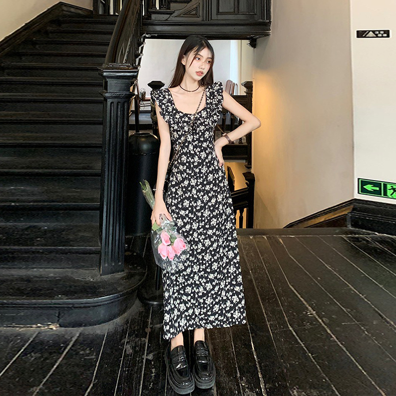 法式黑色碎花吊帶小飛袖連衣裙子女夏季2024新款海邊度假沙灘長裙